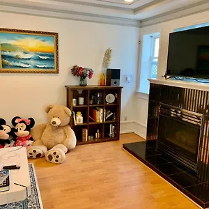 Gasthof One Bedroom Queen Bed Sharing Washroom In Tiger Sweet House License##, Richmond
